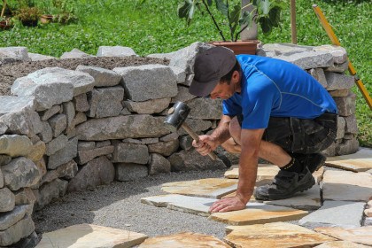 Gartenbauer bei der Arbeit