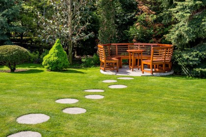 Sitzplatz im Garten mit Tisch